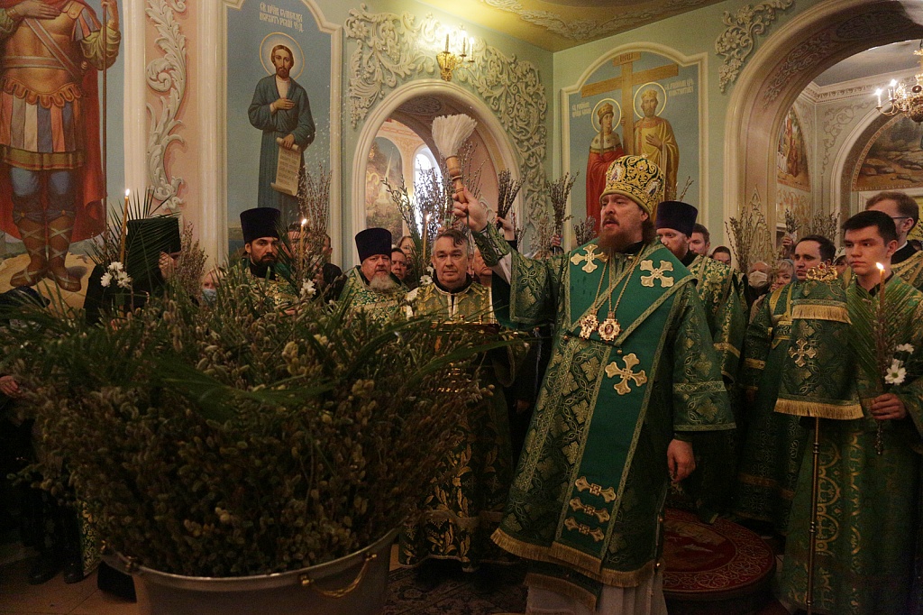 Какой праздник отмечает сегодня православная церковь. Празднование Вербного воскресенья. Российская православная Церковь праздники. Вербное воскресенье в церкви. Вербное воскресенье богослужение.